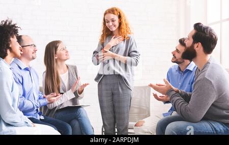 Glückliche drogensüchtige Frau dankbar für die Unterstützung der Gruppe im Rehab Stockfoto