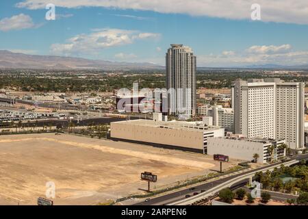 Blick auf das Sahara Las Vegas SLS Hotel und das Allure Las Vegas Condo Gebäude Stockfoto