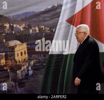 Ramallah, Westjordanland. Januar 2020. Der palästinensische Präsident Mahmoud Abbas trifft ein, um eine Antwort auf den Friedensplan von US-Präsident Donald Trump zu geben, in seinem Hauptquartier in Ramallah, West Bank, am Dienstag, den 28. Januar 2019 "wird der Verschwörungsvertrag nicht passieren". Die palästinensische Führung zeigte eine seltene Versammlung der Einheit, während sich die Palästinensische Behörde, die Hamas und der Islamische Dschihad treffen, bevor Abbas' auf den Friedensvertrag von Trump reagierte. Foto von Debbie Hill/UPI Credit: UPI/Alamy Live News Stockfoto