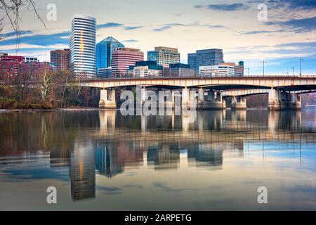 Rosslyn, Arlington, Virgina, USA Skyline in der Innenstadt am Potomac River im Morgengrauen. Stockfoto