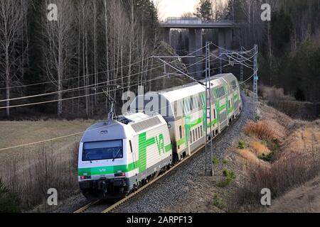 Moderner VR Group elektrischer 2-stöckiger Personenzug mit Geschwindigkeit im Winter, Rückansicht, erhöhte Ansicht von der Brücke. Salo, Finnland. Januar 25, 2020. Stockfoto