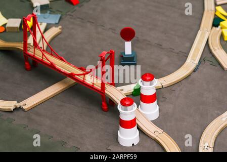 Spielzeugeisenbahn. Holzdetails des Designers sind auf dem Boden verstreut. Bildungs- und Bildungsspiele für Kinder. Stockfoto