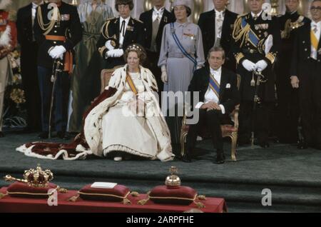 Thronwechsel 30. April: Einweihung in der neuen Kirche; Prinzessin Beatrix und Prinz Claus sitzen, ziemlich nahe Datum: 30. August 1980 Stichwörter: Thronwechsel, Einweihung persönlicher Name: Beatrix, Prinzessin, Claus, Prinz Stockfoto