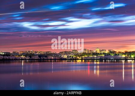 Washington DC, USA Skyline am Potomac River nachts in Richtung Arlington. Stockfoto