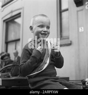 Front Nord-Ost Niederlande: Tour Prinz Bernhard EIN jugendlicher Fan des Prinzen mit einer Zigarette Datum: April 1945 Stockfoto