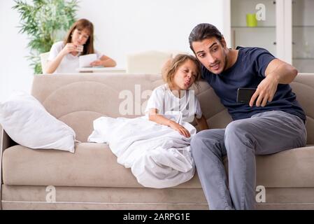 Der Vater kümmert sich um seine kranke Tochter Stockfoto