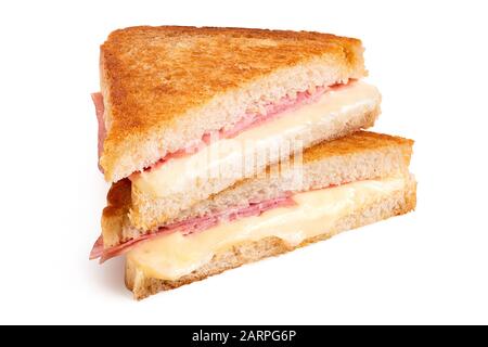 Klassischer Käse und Schinken geröstetes Sandwich, halbisoliert auf Weiß geschnitten. Stockfoto