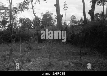 Tapanoelis [2. Polizeiaktion] [Vier niederländische Soldaten in Deckung] Anmerkung: DJK Datum: 25. Dezember 1948 Ort: Indonesien, Niederländische Ostindien, Sumatra Stockfoto