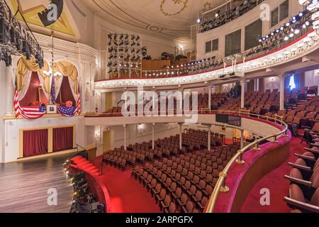 Washington - 12. APRIL 2015: Bühne und Sitzgelegenheiten des Ford's Theatre. Das Theater ist als Ort des Attentats von Präsident Abraham Lincoln berühmt Stockfoto