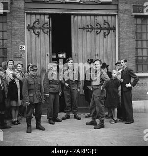 Kriegsverbrecher Zwei Mitglieder der Brigade Prinzessin Irene mit links zwei gefangenen deutschen Soldaten vor dem Haus der Untersuchungshaft Anmerkung: Soldaten der Wehrmacht und Luftwaffe Datum: 1945 Ort: Amsterdam , Noord-Holland Schlüsselwörter: Befreiung, Häuser der Haft, Kriegsgefangene, Militär Stockfoto