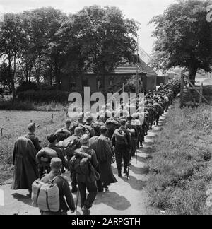 Kapitulation: Den Helder [Einschiffung der Deutschen] [deutsche Kriegsgefangene in Kolonne, die einen Hof passiert] Datum: 1945 Ort: Den Helder Schlüsselwörter: Kriegsgefangene, Zweiter Weltkrieg Stockfoto