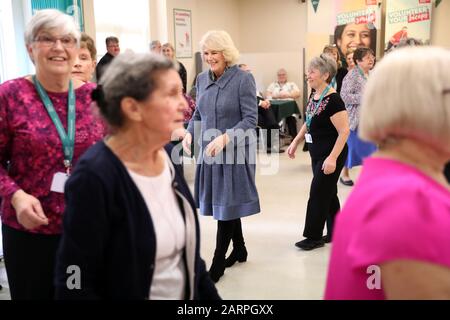 Die Duchess of Cornwall, Präsidentin des Royal Voluntary Service, nimmt während ihres Besuchs im RVS Cornhill Center in Banbury, Oxfordshire, an einer Tanzklasse Teil, die von Freiwilligen geführt wird. PA Foto. Bilddatum: Mittwoch, 29. Januar 2020. Fotogutschrift sollte lauten: Chris Jackson/PA Wire Stockfoto