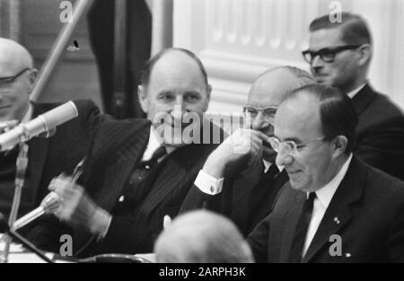 Das Repräsentantenhaus beschäftigte sich mit dem Haushalt von links Minister Joseph Luns (KVP) Ministerin Anne Vondeling (PvdA) und Premierminister Jo Cals (KVP) Datum: 11. Oktober 1966 Ort: Den Haag, Zuid-Holland Schlüsselwörter: Minister- Präsidenten, Minister, Regierungsbudgets, Parlamentsdebatten, politischer Personenname: CALs, Jo, Luns, Joseph, Vondeling, Anne Stockfoto