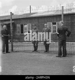 Camp Amersfoort, Internierungslager für Kriegsverbrecher und Kollaborateure SS-Lagerschutz B.J. Westerveld (rechts) und Lagerkommandant K.P. Berg bewacht von Männern der Streitkräfte des Innern Datum: 1945 Ort: Amersfoort Schlagwörter: Gefangene, Internierungslager, Kriegsverbrechen, Zweiter Weltkrieg persönlicher Name: Berg, K.P., Westerveld, B.J.J. Stockfoto