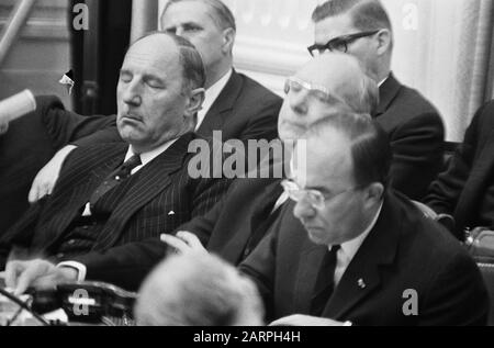 Das Repräsentantenhaus beschäftigte sich mit dem Haushalt von links Minister Joseph Luns (KVP) Ministerin Anne Vondeling (PvdA) und Premierminister Jo Cals (KVP) Datum: 11. Oktober 1966 Ort: Den Haag, Zuid-Holland Schlüsselwörter: Minister- Präsidenten, Minister, Regierungsbudgets, Parlamentsdebatten, politischer Personenname: CALs, Jo, Luns, Joseph, Vondeling, Anne Stockfoto