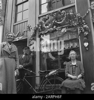 Volksunterhaltung in Amsterdam. Rep. Der verschiedenen Festlichkeiten nach der Befreiung in der Hauptstadt [Dekoriertes Haus (Jordaan?), von dem die Bewohner posieren] Datum: 1945 Ort: Amsterdam, Noord-Holland Schlüsselwörter: Befreiungsfeste, Zweiter Weltkrieg Stockfoto