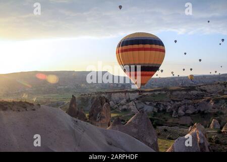 Luftbaloons, die bei Sonnenaufgang in Kappadokien fliegen Stockfoto