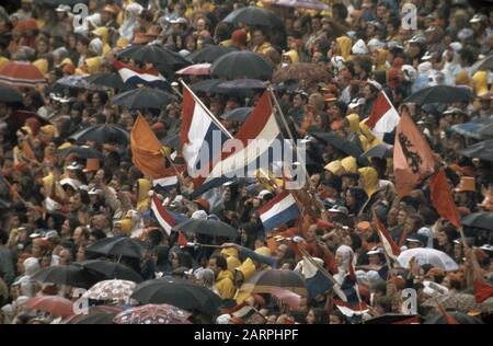Fußball-Weltmeisterschaft 1974 in München, Niederlande gegen DDR, 2-0; Anhänger auf der Tribüne Datum: 30. April 1974 Ort: D.R., Deutschland, München Schlagwörter: Anhänger, Sport, Fußball, Weltmeisterschaften Stockfoto