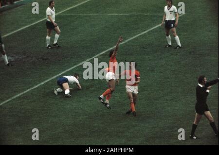 Fußball-Weltmeisterschaft 1974 in München, Niederlande gegen DDR, 2-0; Spielmomente von der Tribüne Datum: 30. April 1974 Ort: D.R., Deutschland, München Schlagwörter: Sport, Fußball, WM-Institution Name: Niederländische Mannschaft Stockfoto