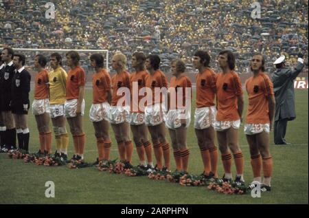 Fußball-Weltmeisterschaft 1974 in München, Niederlande gegen DDR, 2-0; niederländische Nationalmannschaft während National Anthem Datum: 30. April 1974 Ort: D.R., Deutschland, München Schlagwörter: Sport, Fußball, WM-Institution Name: Niederländische Mannschaft Stockfoto