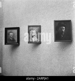 Vincent van Gogh Ausstellung im Stedelijk Museum von Amsterdam (1945) Selbstporträts von Vincent van Gogh Datum: 1945 Ort: Amsterdam, Noord-Holland Schlüsselwörter: Malerei, Ausstellungen persönlicher Name: Gogh, Vincent van Stockfoto