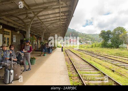 Haputale, Sri Lanka - 23. november 2019: Haputale Bahnhof mit Touristenattraktion in der Nähe von Haputale. Sri Lanka. Stockfoto