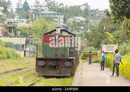 Haputale, Sri Lanka - 23. november 2019: Haputale Bahnhof mit Touristenattraktion in der Nähe von Haputale. Sri Lanka. Stockfoto