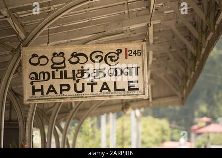 Haputale, Sri Lanka - 23. november 2019: Haputale Bahnhof mit Touristenattraktion in der Nähe von Haputale. Sri Lanka. Stockfoto