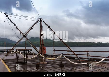 Alte Fischkonserven in Alaska. Historischer Ort in der Nähe von Ketchikan, Lachshauptstadt der Welt. Sehr altes Dock mit Fischernettenstation. Holzboden. Stockfoto