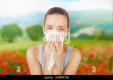 Frau mit mit Allergie Symptom blasen Nase Stockfoto