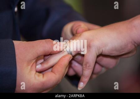 Eine nicht erkennbare Braut und Bräutigam den Austausch der Trauringe in der Kirche während der christlichen Hochzeit Stockfoto