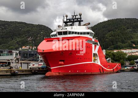 Offshore Anchor Handling Tug Supply und Service Schiffe (AHTS) KL Saltfjord im Hafen von Bergen, Norwegen. Bei Skoltegrunnskaien Anker. Stockfoto