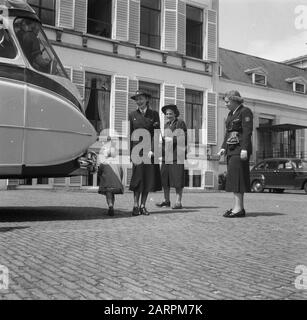 Catholic Boy Scout Guides at Queen Juliana on Soestdijk Datum: 1. Juli 1951 Schlüsselwörter: Queens, Boy Scout Guides persönlicher Name: Juliana (Königin Niederlande) Institutionenname: Paleis Soestdijk Stockfoto