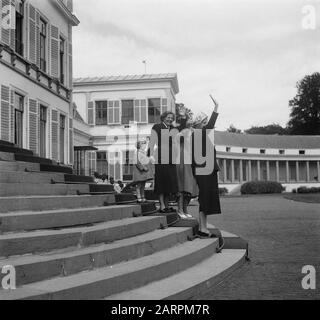 Catholic Boy Scout Guides at Queen Juliana on Soestdijk Datum: 1. Juli 1951 Schlüsselwörter: Queens, Boy Scout Guides persönlicher Name: Juliana (Königin Niederlande) Institutionenname: Paleis Soestdijk Stockfoto