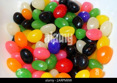 Ein Haufen bunter, eiförmiger Geleebohnen Süßigkeiten Stockfoto