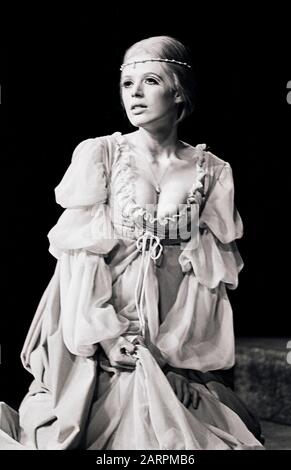 Mariannes Faithfull als Ophelia in HAMLET von Shakespeare unter der Regie von Tony Richardson im Roundhouse, London im Jahr 1969. Mariannes Faithfull, englische Sängerin, Songwriterin und Schauspielerin, geboren am 29. Dezember 1946 in Hampstead, London. Stockfoto