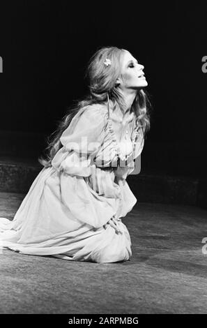 Mariannes Faithfull als Ophelia in HAMLET von Shakespeare unter der Regie von Tony Richardson im Roundhouse, London im Jahr 1969. Mariannes Faithfull, englische Sängerin, Songwriterin und Schauspielerin, geboren am 29. Dezember 1946 in Hampstead, London. Stockfoto