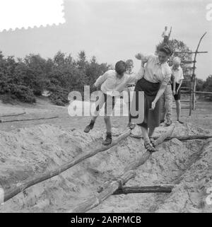 Ferienlager Oude Molen für Kriegswaisen und behinderte Kinder der Stiftung Het Fourth Prinsenkind Datum: 25. August 1951 Ort: Nijmegen Schlüsselwörter: Lager, Kinder, Spiele, zweiter Weltkrieg persönlicher Name: Oude Molen Institutionenname: Stichting Het Fourth Prinsenkind Stockfoto