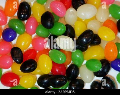 Ein Haufen bunter, eiförmiger Geleebohnen Süßigkeiten Stockfoto