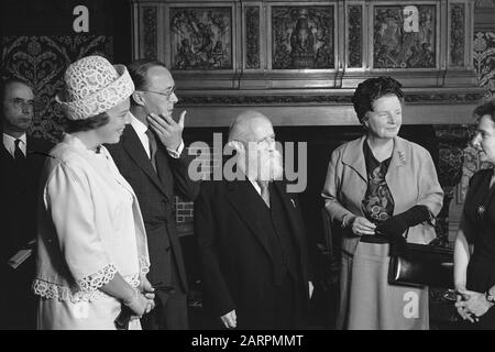 Verleihung des Erasmus-Preises 1963 an Professor Martin Buber am Tropenmuseum in Amsterdam V.l. Prinzessin Beatrix, Prinz Bernhard, Martin Buber und Königin Juliana Datum: 3. Juli 1963 Ort: Amsterdam, Noord-Holland Schlüsselwörter: Philosophen, Gruppenporträts, Königinnen, Auszeichnungen, Fürsten, Prinzessinnen persönlicher Name: Beatrix (Prinzessin Niederlande), Bernhard (Prinz Niederlande), Buber, Martin, Juliana (Königin Niederlande) Institutionenname: Tropenmuseum Stockfoto