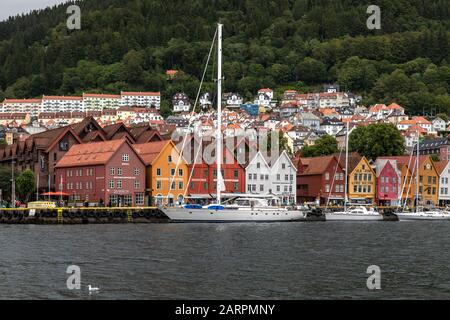 Segelschiff Moonlight II von London. Neben dem historischen Kai von Bryggen, in prt von Bergen, Norwegen. Stockfoto