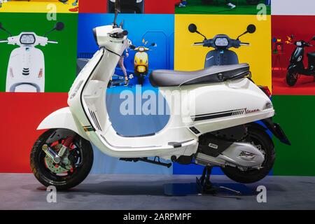 Bangkok, Thailand - 29. Januar 2020: Weiße Vespa-Roller werden auf der Motor Expo in Thailand ausgestellt. Vespa ist eine italienische Motorrollermarke, die von Piag hergestellt wird Stockfoto
