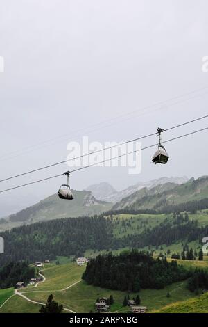 Sesselbahn / Seilbahn über das Dorf Stoos in der Schweizer Alpenlandschaft Morschach, Schwyz, Schweiz Europa - Berg-Sesselbahn Landschaft Stockfoto