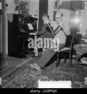 Ds. J. van Dalen, den Oever mit Gesang SAW Datum: 19. November 1953 Ort: Den Oever Personenname: DS. J. van Dalen Stockfoto
