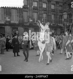 Eintrag Sinterklaas in Amsterdam Datum: 21. November 1953 Ort: Amsterdam, Noord-Holland Schlüsselwörter: Eintrag, SINTERKLAAS, sint nicolaas Stockfoto