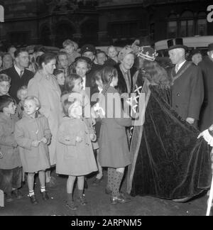 Eintrag Sinterklaas in Amsterdam Datum: 21. November 1953 Ort: Amsterdam, Noord-Holland Schlüsselwörter: Eintrag, SINTERKLAAS, sint nicolaas Stockfoto