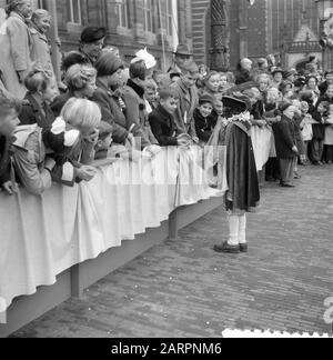 Eintrag Sinterklaas in Amsterdam Datum: 21. November 1953 Ort: Amsterdam, Noord-Holland Schlüsselwörter: Eintrag, SINTERKLAAS, sint nicolaas Stockfoto