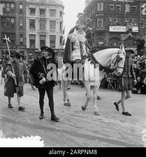 Eintrag Sinterklaas in Amsterdam Datum: 21. November 1953 Ort: Amsterdam, Noord-Holland Schlüsselwörter: Eintrag, SINTERKLAAS, sint nicolaas Stockfoto