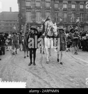 Eintrag Sinterklaas in Amsterdam Datum: 21. November 1953 Ort: Amsterdam, Noord-Holland Schlüsselwörter: Eintrag, SINTERKLAAS, sint nicolaas Stockfoto