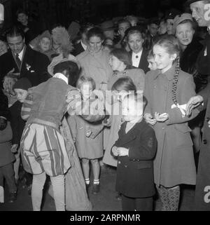 Eintrag Sinterklaas in Amsterdam Datum: 21. November 1953 Ort: Amsterdam, Noord-Holland Schlüsselwörter: Eintrag, SINTERKLAAS, sint nicolaas Stockfoto